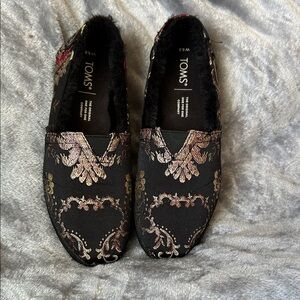 TOMS Women's Black and Gold Patterned Loafers with Faux Fur Lining size 5.5W